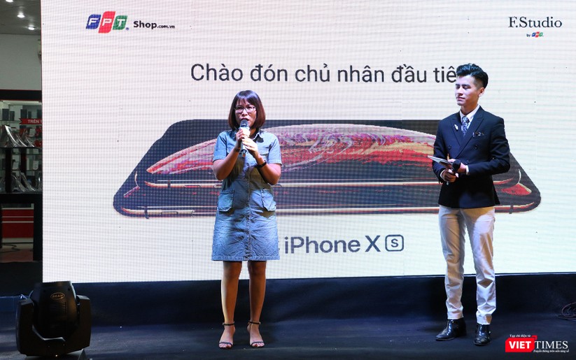 Hàng dài người xếp hàng lúc nửa đêm để mua iPhone XS và XR chính hãng ảnh 5