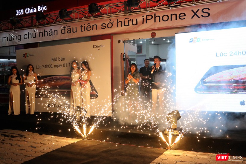 Hàng dài người xếp hàng lúc nửa đêm để mua iPhone XS và XR chính hãng ảnh 6