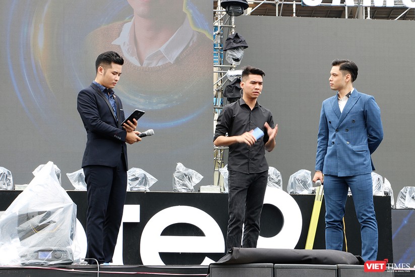 Mỹ Tâm, Tóc Tiên, Tuấn Hưng, Bích Phương, Đức Phúc làm “nổ tung” sân khấu sự kiện ra mắt Galaxy Note 9 tại Hà Nội ảnh 21