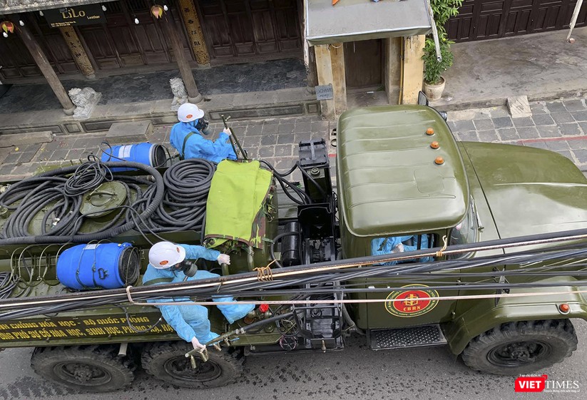 Ảnh: Hội An phun thuốc khử khuẩn COVID-19 trên toàn phố cổ ảnh 2
