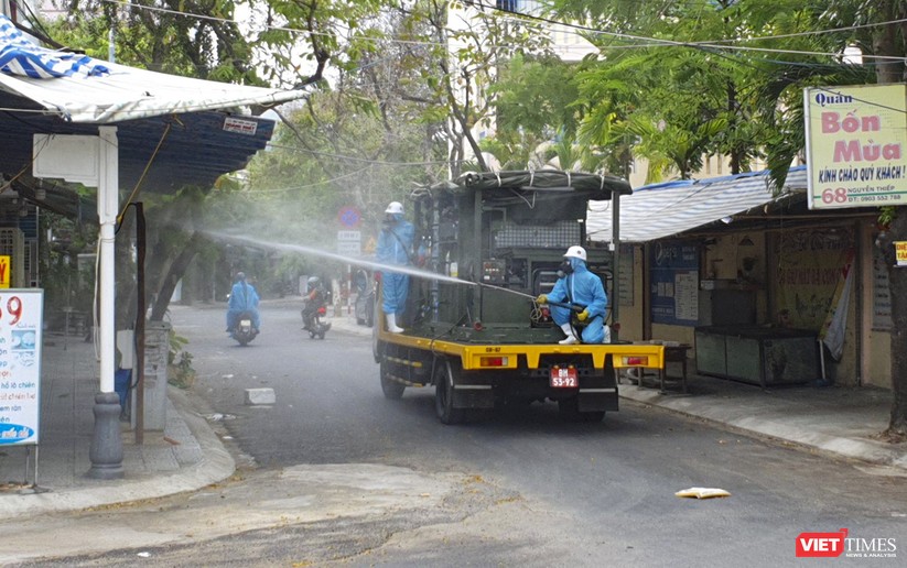 Ảnh: Quân đội phun thuốc khử khuẩn COVID-19 trên các tuyến đường Đà Nẵng ảnh 11