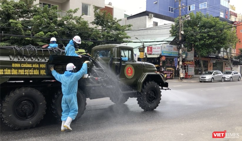 Ảnh: Quân đội phun thuốc khử khuẩn COVID-19 trên các tuyến đường Đà Nẵng ảnh 7