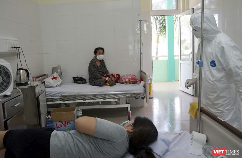Ảnh: Bên trong tâm “bão COVID-19” ở Bệnh viện Phổi Đà Nẵng ảnh 2