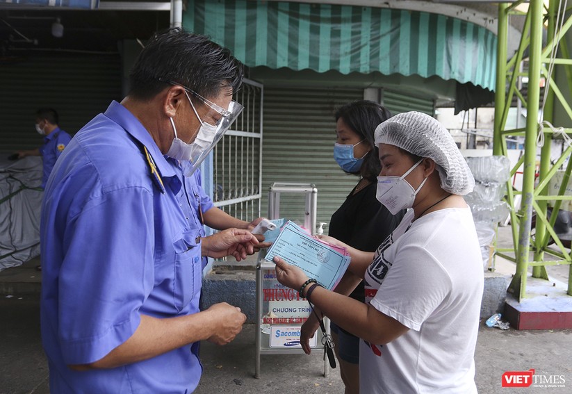Ảnh: Ngày đầu tiên người dân Đà Nẵng đi chợ bằng phiếu để phòng COVID-19 ảnh 5