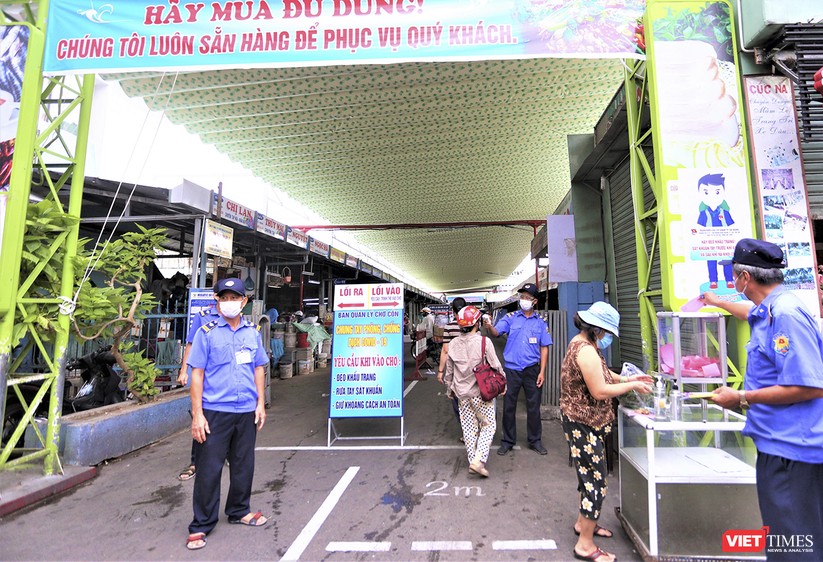 Ảnh: Ngày đầu tiên người dân Đà Nẵng đi chợ bằng phiếu để phòng COVID-19 ảnh 1
