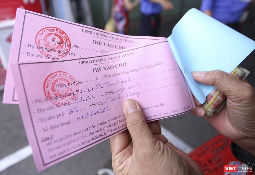Ảnh: Ngày đầu tiên người dân Đà Nẵng đi chợ bằng phiếu để phòng COVID-19 ảnh 12