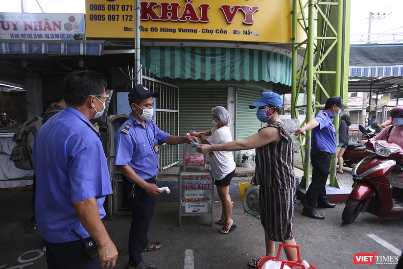 Ảnh: Ngày đầu tiên người dân Đà Nẵng đi chợ bằng phiếu để phòng COVID-19 ảnh 6