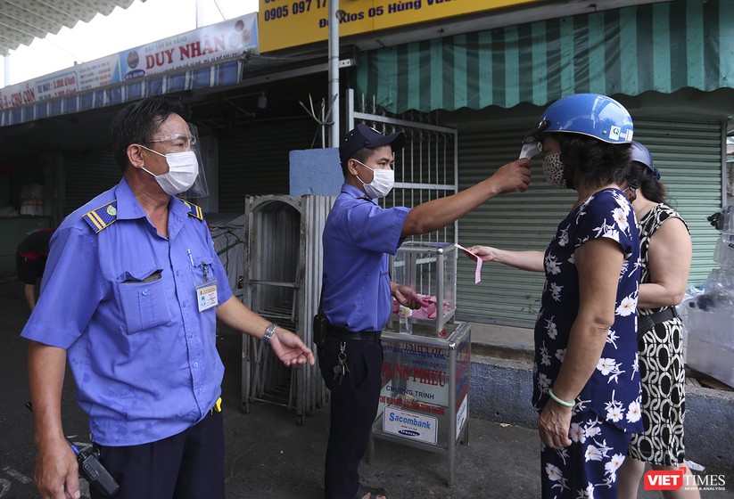 Ảnh: Ngày đầu tiên người dân Đà Nẵng đi chợ bằng phiếu để phòng COVID-19 ảnh 4