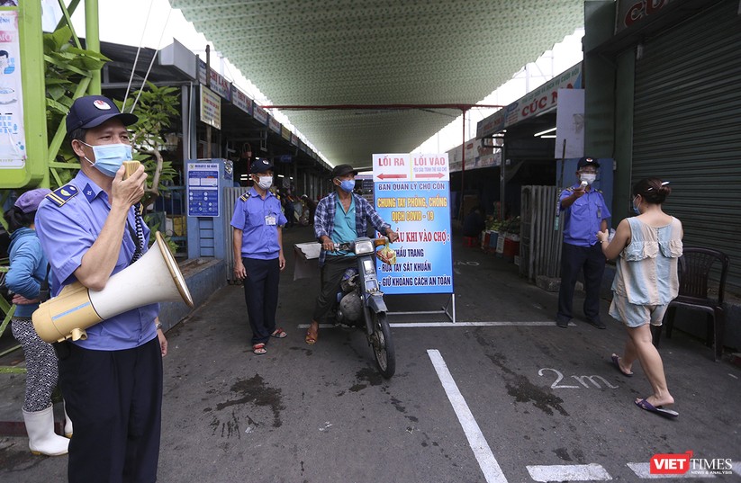 Ảnh: Ngày đầu tiên người dân Đà Nẵng đi chợ bằng phiếu để phòng COVID-19 ảnh 2