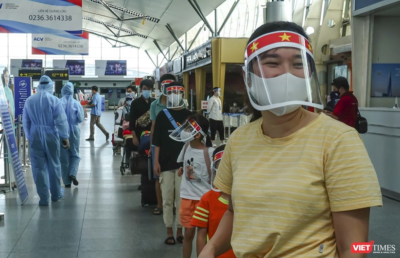 Ảnh: Những du khách mắc kẹt vì dịch COVID-19 bắt đầu rời Đà Nẵng ảnh 8
