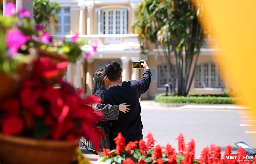 Ảnh: Đà Nẵng nắng đẹp, người dân đổ ra đường hoa đón xuân mới ảnh 18