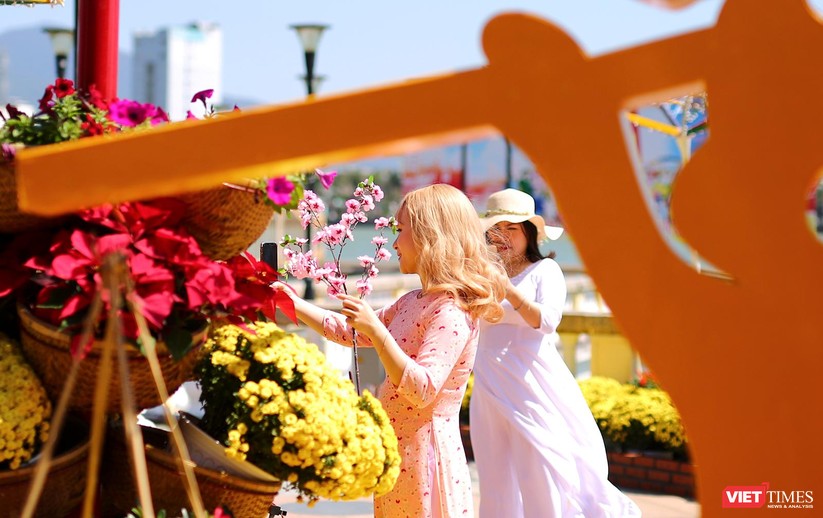 Ảnh: Đà Nẵng nắng đẹp, người dân đổ ra đường hoa đón xuân mới ảnh 20