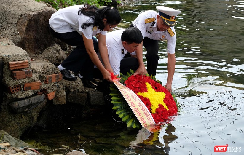 Ảnh: Xúc động lễ tưởng niệm 64 liệt sĩ Gạc Ma ở Đà Nẵng ảnh 14