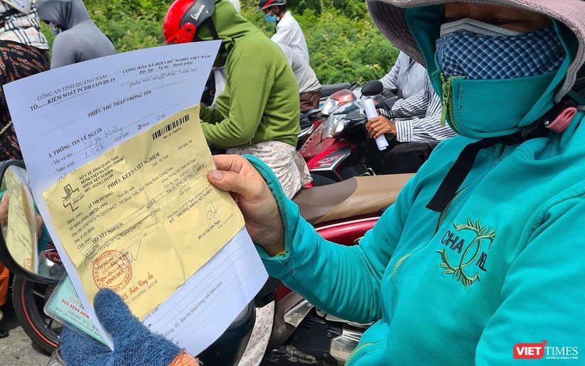 Ảnh: Hàng ngàn người dân Quảng Nam hối hả rời Đà Nẵng trước giờ “giới nghiêm” ảnh 11