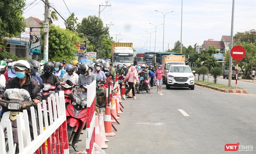 Ảnh: Hàng ngàn người dân Quảng Nam hối hả rời Đà Nẵng trước giờ “giới nghiêm” ảnh 1