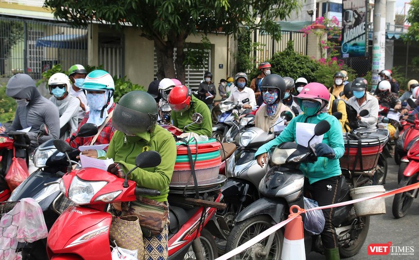 Ảnh: Hàng ngàn người dân Quảng Nam hối hả rời Đà Nẵng trước giờ “giới nghiêm” ảnh 5