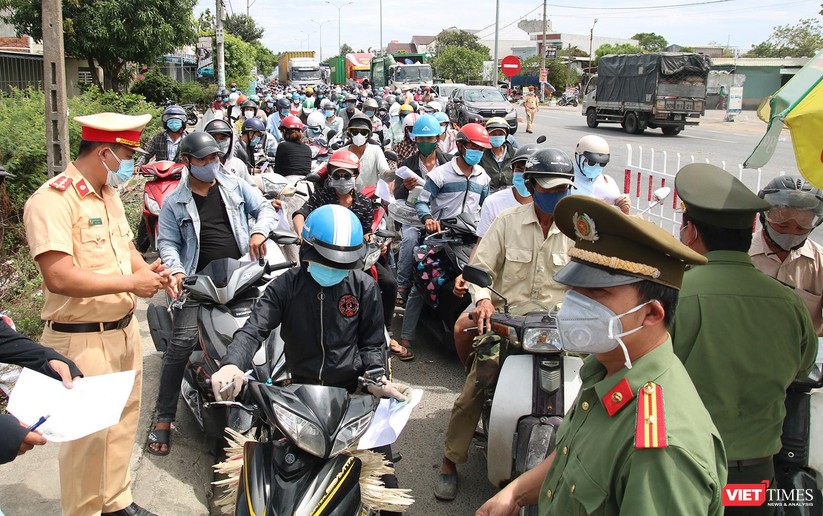 Ảnh: Hàng ngàn người dân Quảng Nam hối hả rời Đà Nẵng trước giờ “giới nghiêm” ảnh 9
