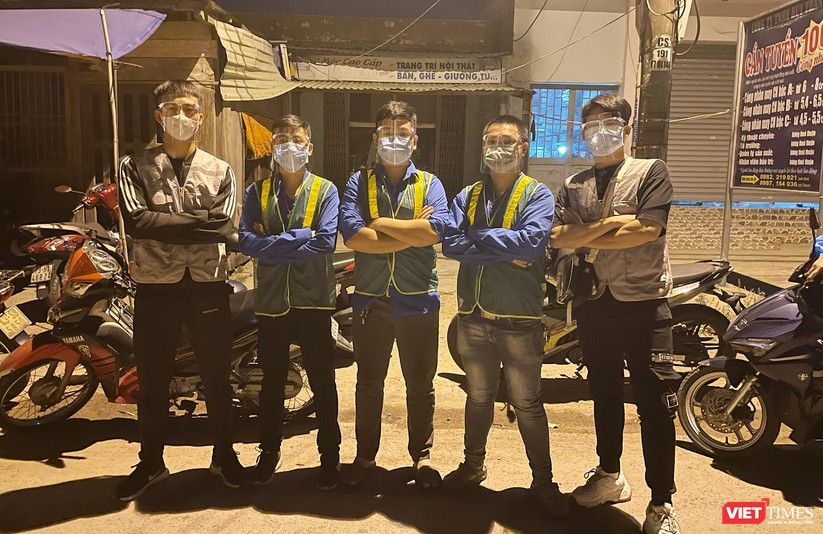 Ảnh: Đội sinh viên tình nguyện Đà Nẵng xuyên đêm tiếp sức người dân đi xe máy về quê tránh dịch ảnh 1
