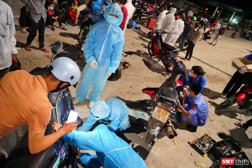 Ảnh: Đội sinh viên tình nguyện Đà Nẵng xuyên đêm tiếp sức người dân đi xe máy về quê tránh dịch ảnh 7
