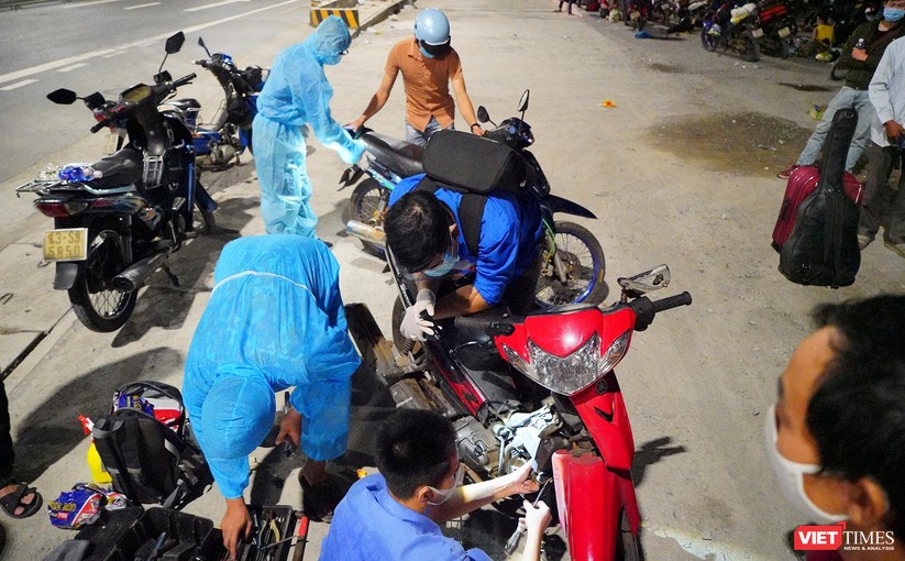 Ảnh: Đội sinh viên tình nguyện Đà Nẵng xuyên đêm tiếp sức người dân đi xe máy về quê tránh dịch ảnh 6