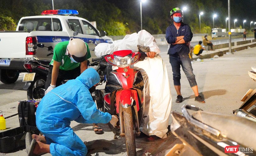 Ảnh: Đội sinh viên tình nguyện Đà Nẵng xuyên đêm tiếp sức người dân đi xe máy về quê tránh dịch ảnh 5