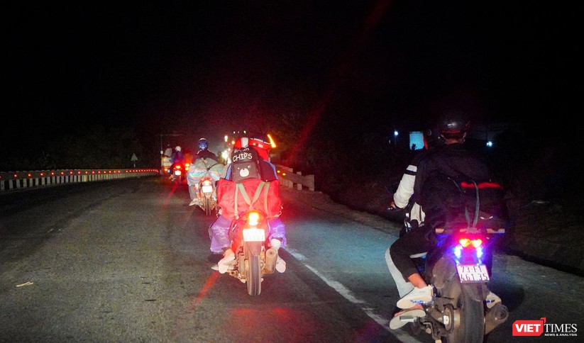 Ảnh: Đội sinh viên tình nguyện Đà Nẵng xuyên đêm tiếp sức người dân đi xe máy về quê tránh dịch ảnh 31