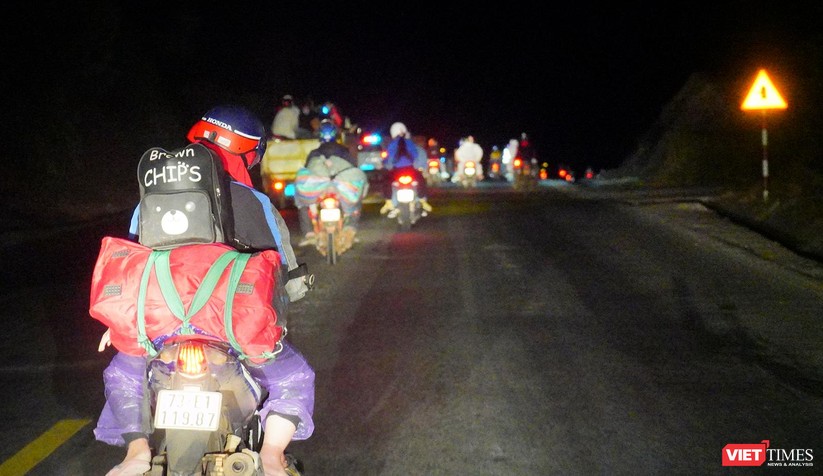 Ảnh: Đội sinh viên tình nguyện Đà Nẵng xuyên đêm tiếp sức người dân đi xe máy về quê tránh dịch ảnh 30