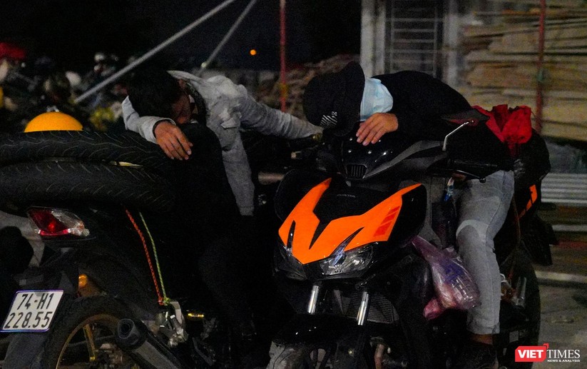 Ảnh: Đội sinh viên tình nguyện Đà Nẵng xuyên đêm tiếp sức người dân đi xe máy về quê tránh dịch ảnh 29