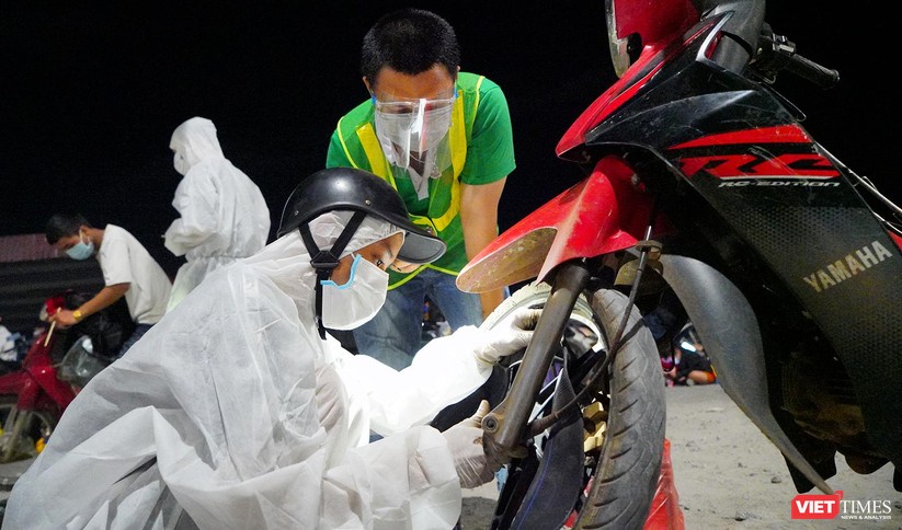Ảnh: Đội sinh viên tình nguyện Đà Nẵng xuyên đêm tiếp sức người dân đi xe máy về quê tránh dịch ảnh 19