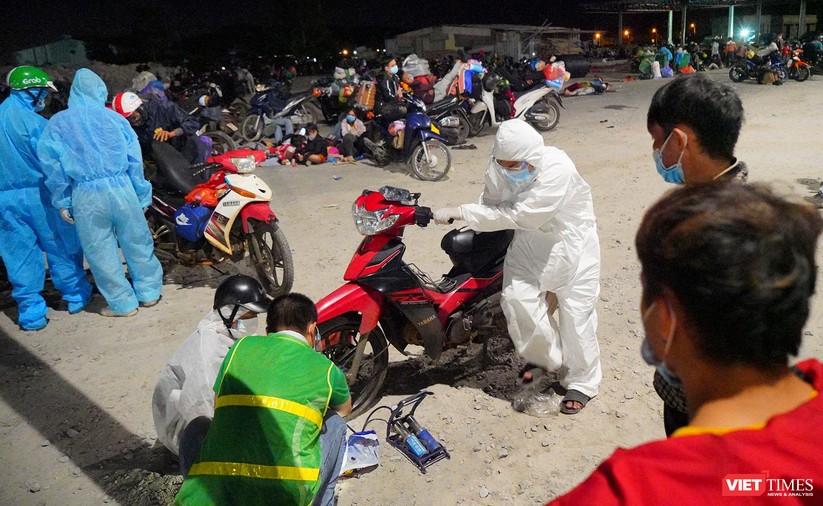 Ảnh: Đội sinh viên tình nguyện Đà Nẵng xuyên đêm tiếp sức người dân đi xe máy về quê tránh dịch ảnh 18