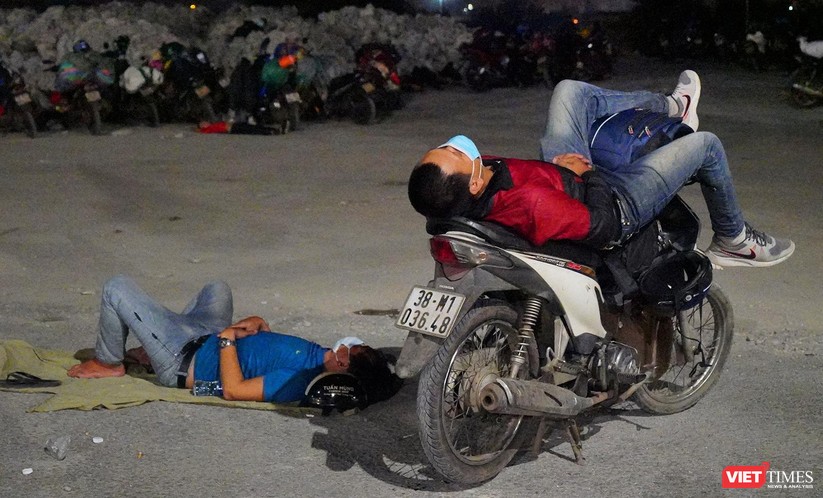 Ảnh: Đội sinh viên tình nguyện Đà Nẵng xuyên đêm tiếp sức người dân đi xe máy về quê tránh dịch ảnh 28