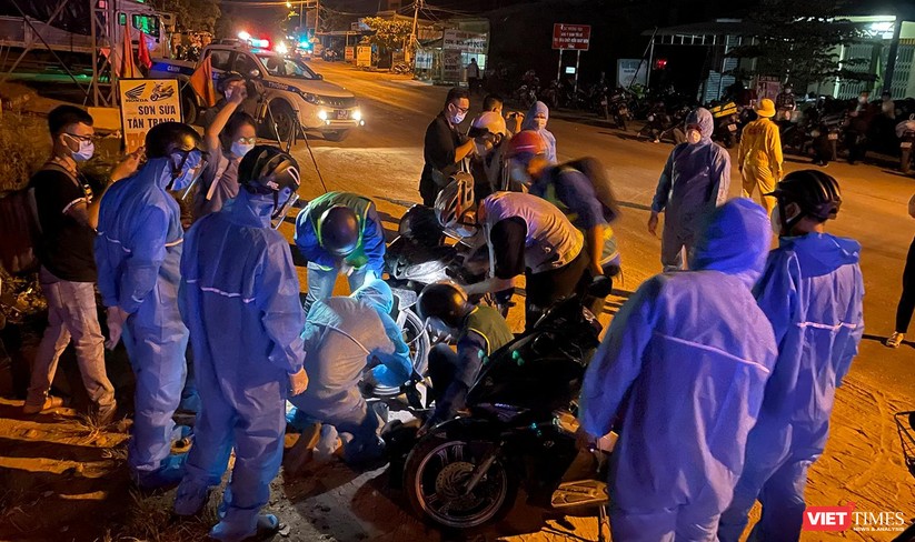 Ảnh: Đội sinh viên tình nguyện Đà Nẵng xuyên đêm tiếp sức người dân đi xe máy về quê tránh dịch ảnh 12