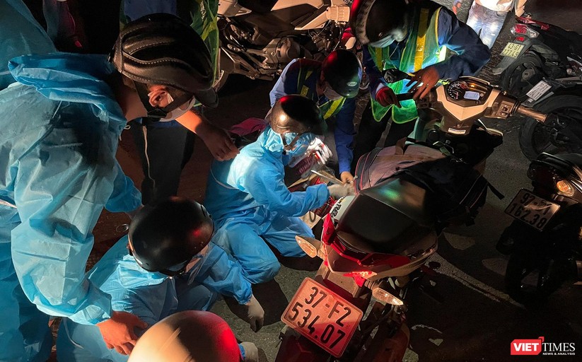 Ảnh: Đội sinh viên tình nguyện Đà Nẵng xuyên đêm tiếp sức người dân đi xe máy về quê tránh dịch ảnh 10