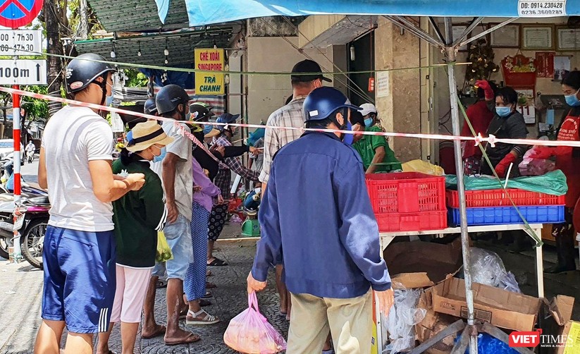 Đà Nẵng: Người dân đổ xô “vét sạch” siêu thị, sau thông tin TP có thể phong tỏa cứng trong 7 ngày ảnh 4