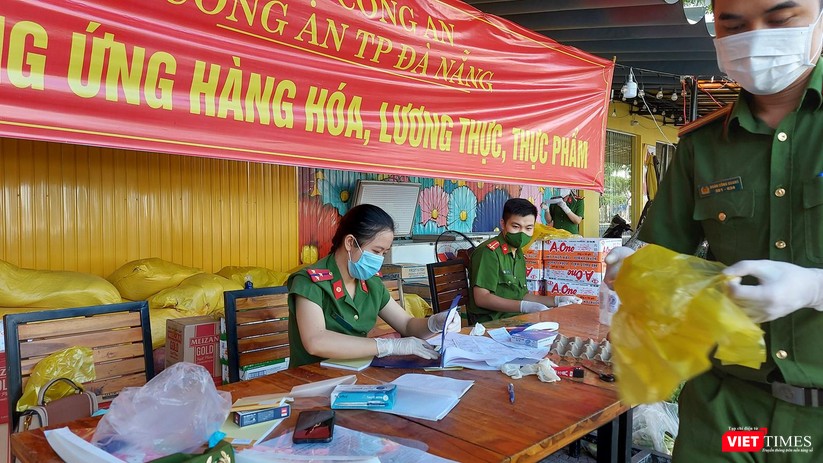 Ảnh: Ngày đầu hoạt động ở các điểm cung ứng thực phẩm do Công an Đà Nẵng đảm nhiệm ảnh 5