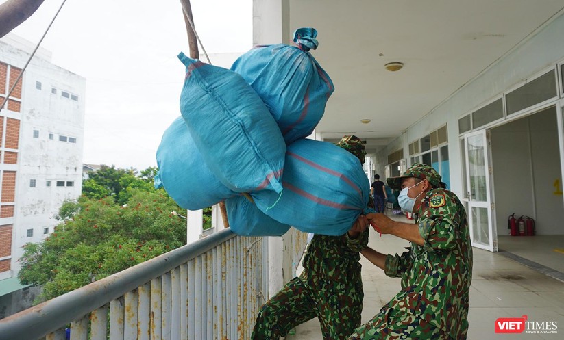 Ảnh: Quân đội khẩn trương dọn dẹp, chuyển ký túc xá thành bệnh viện dã chiến 2.000 giường ở Đà Nẵng ảnh 8