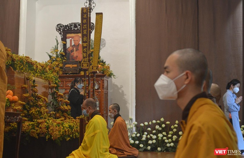 Ảnh: Phật tử nhẹ bước thắp nén tâm nhang đến Thiền sư Thích Nhất Hạnh ảnh 19
