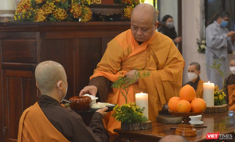 Ảnh: Phật tử nhẹ bước thắp nén tâm nhang đến Thiền sư Thích Nhất Hạnh ảnh 20