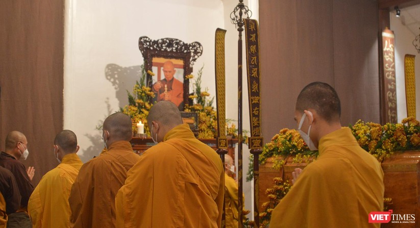 Ảnh: Phật tử nhẹ bước thắp nén tâm nhang đến Thiền sư Thích Nhất Hạnh ảnh 2