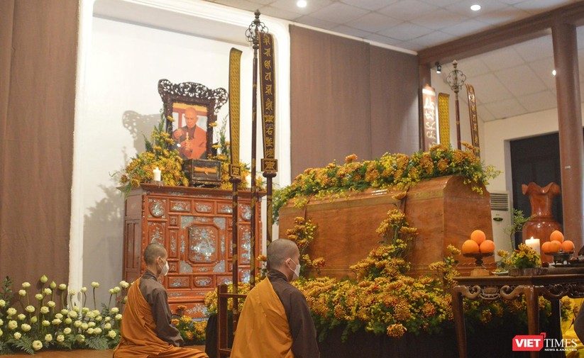 Ảnh: Phật tử nhẹ bước thắp nén tâm nhang đến Thiền sư Thích Nhất Hạnh ảnh 21