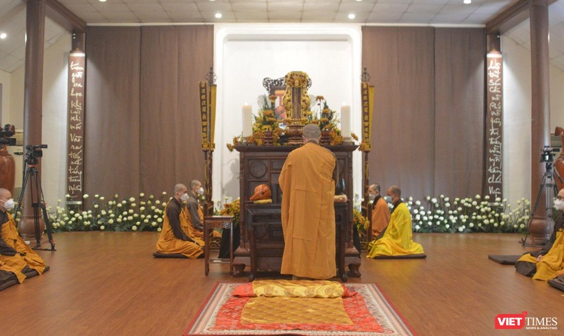 Ảnh: Phật tử nhẹ bước thắp nén tâm nhang đến Thiền sư Thích Nhất Hạnh ảnh 22