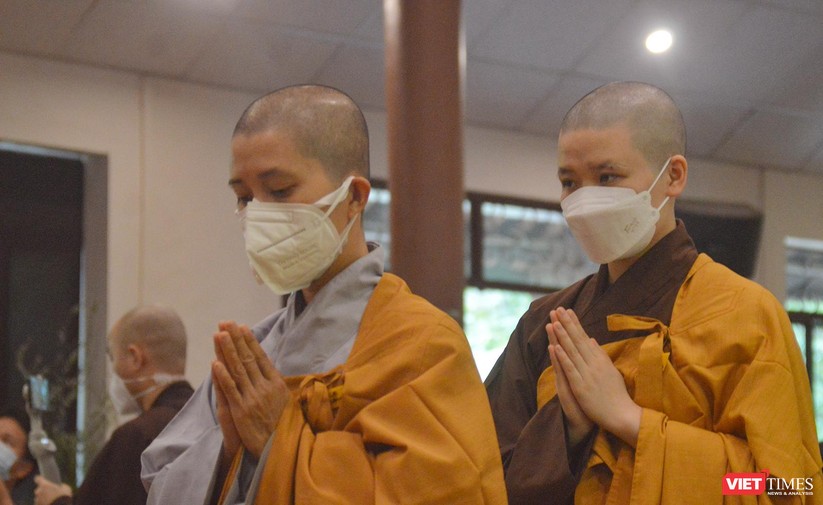 Ảnh: Phật tử nhẹ bước thắp nén tâm nhang đến Thiền sư Thích Nhất Hạnh ảnh 9