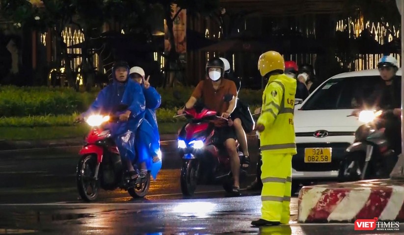 Đà Nẵng: Công an trắng đêm giúp dân chống bão Noru ảnh 10