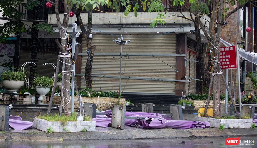 Ảnh: Người dân Đà Nẵng khẩn trương chằng chống nhà cửa trước giờ bão Noru áp sát bờ ảnh 11