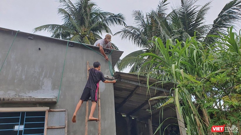 Ảnh: Người dân Đà Nẵng khẩn trương chằng chống nhà cửa trước giờ bão Noru áp sát bờ ảnh 23