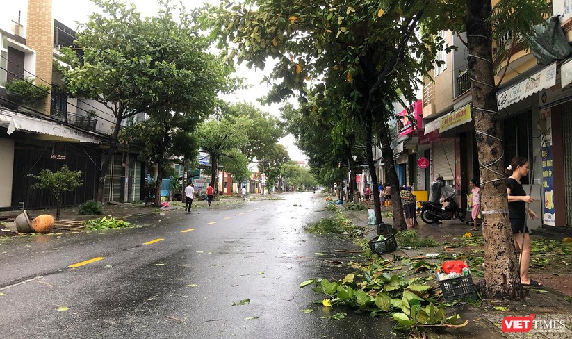 Clip: Đà Nẵng ra sao sau “trận càn” của siêu bão Noru? ảnh 26