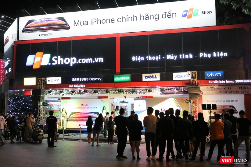Hàng dài người xếp hàng lúc nửa đêm để mua iPhone XS và XR chính hãng ảnh 1