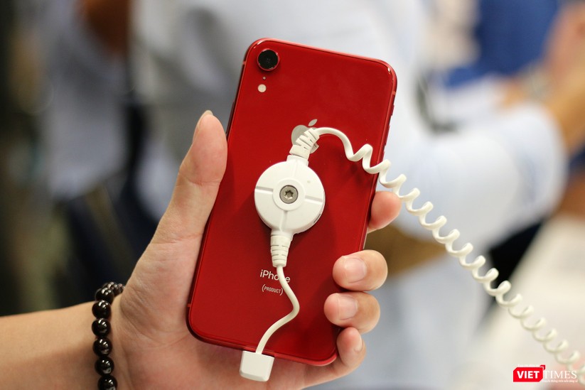 Hàng dài người xếp hàng lúc nửa đêm để mua iPhone XS và XR chính hãng ảnh 21