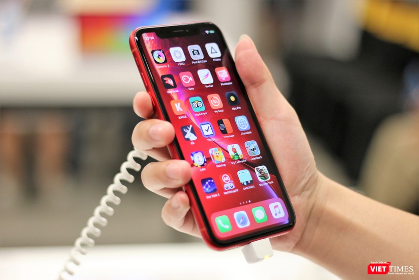 Hàng dài người xếp hàng lúc nửa đêm để mua iPhone XS và XR chính hãng ảnh 22