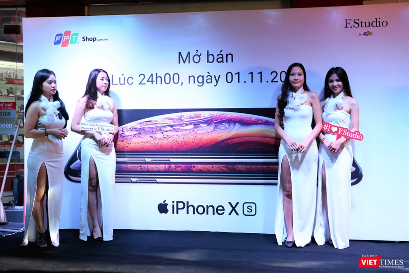 Hàng dài người xếp hàng lúc nửa đêm để mua iPhone XS và XR chính hãng ảnh 3